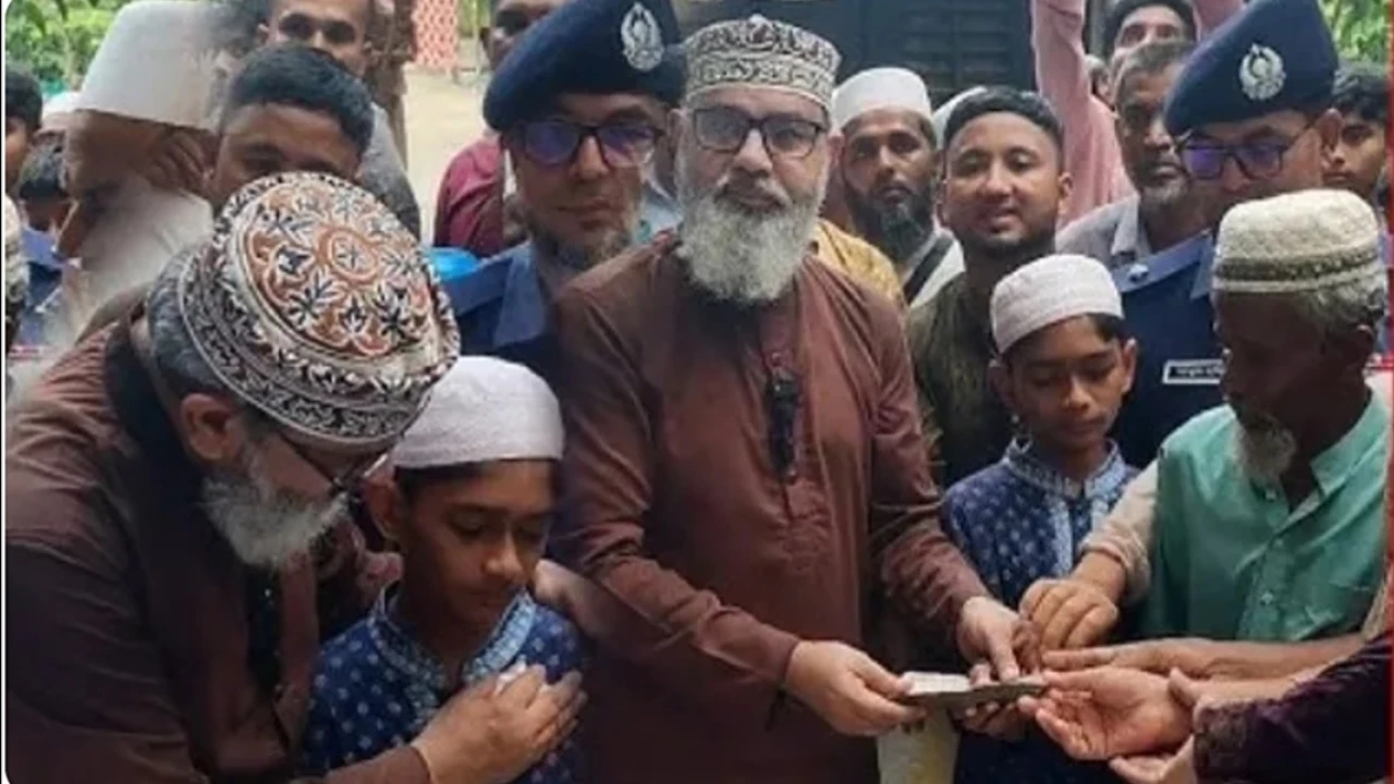 ঈদের দিনে মা-বাবা হারানো পিরোজপুরের এতিম শিশুর পাশে প্রশাসন ও এমপি মাসুদ সাঈদী