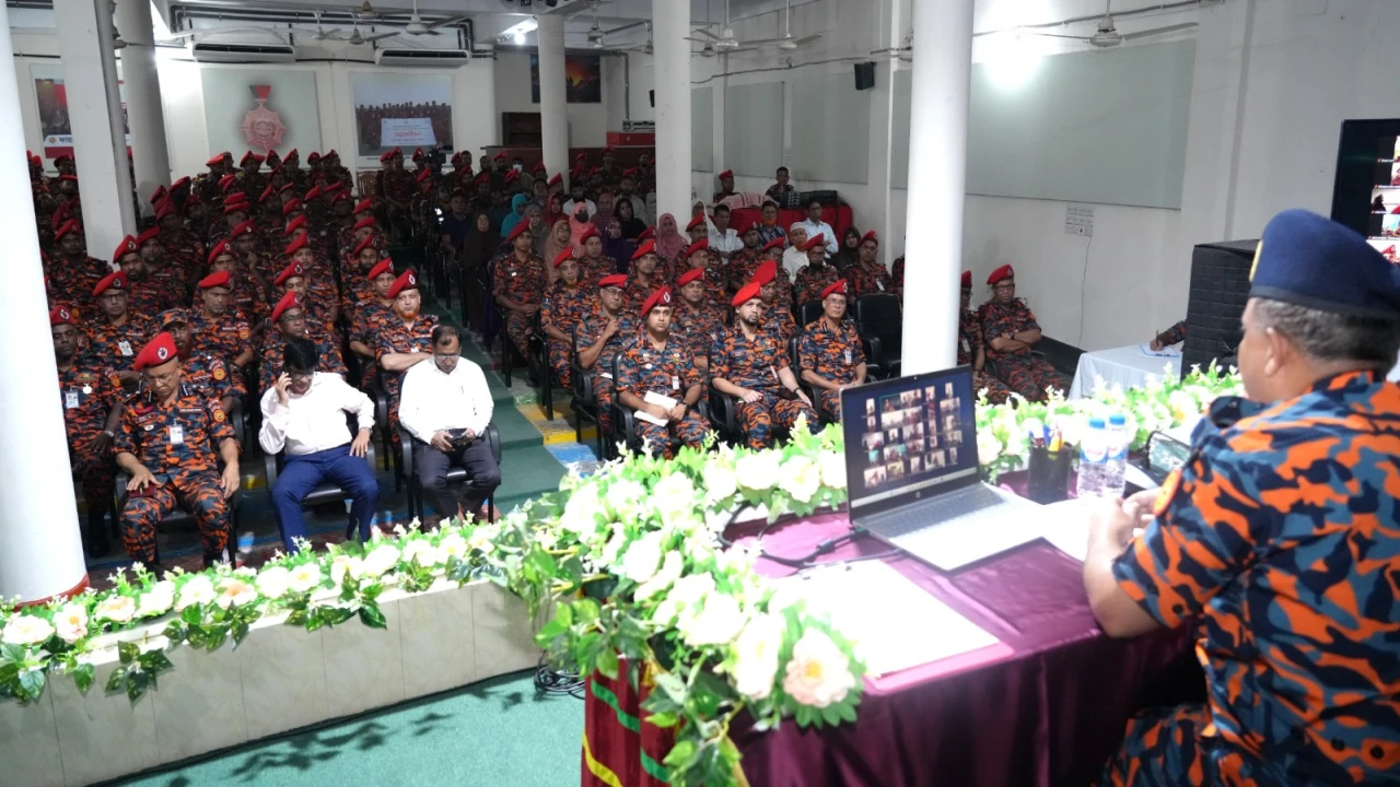 কর্মকর্তা-কর্মচারীদের নিয়ে দরবার প্রতিষ্ঠানের সুনাম বৃদ্ধিতে সচেষ্ট থাকার আহ্বান ফায়ার সার্ভিস-এর মহাপরিচালকের