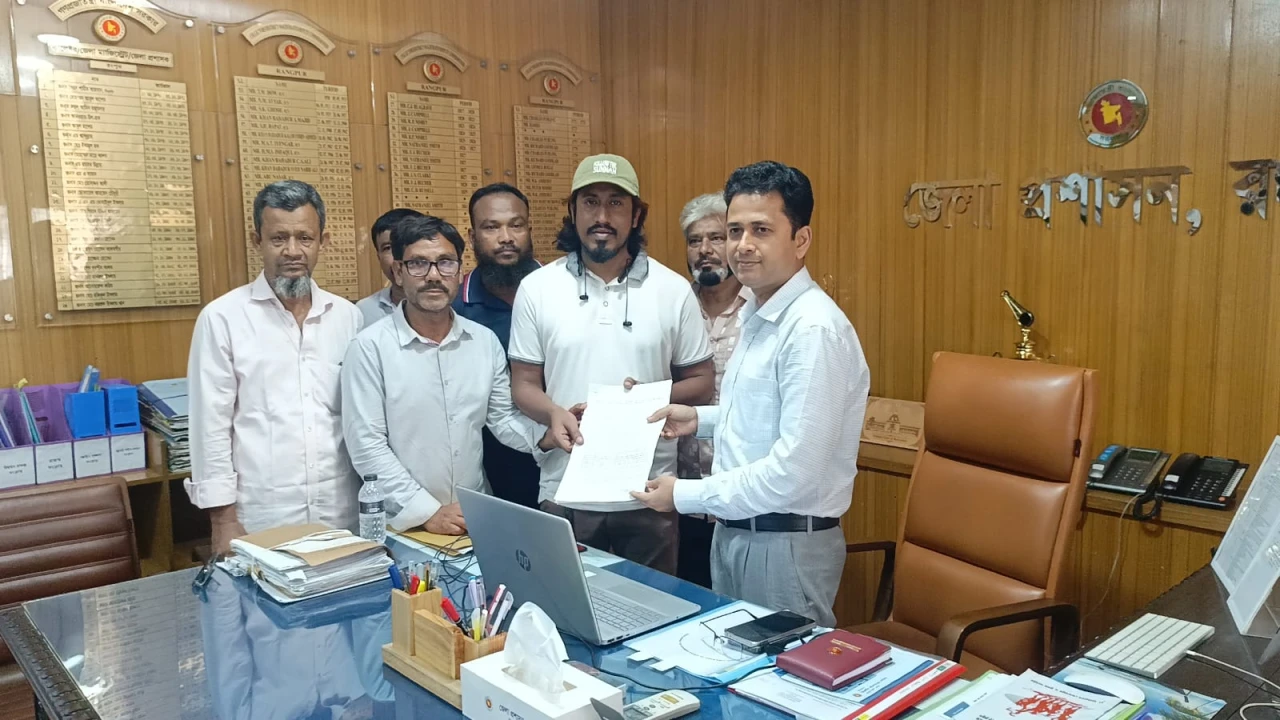 রংপুরের লালকুঠি বিদ্যালয়ের জমি রক্ষায় এলাকাবাসীর স্মারকলিপি