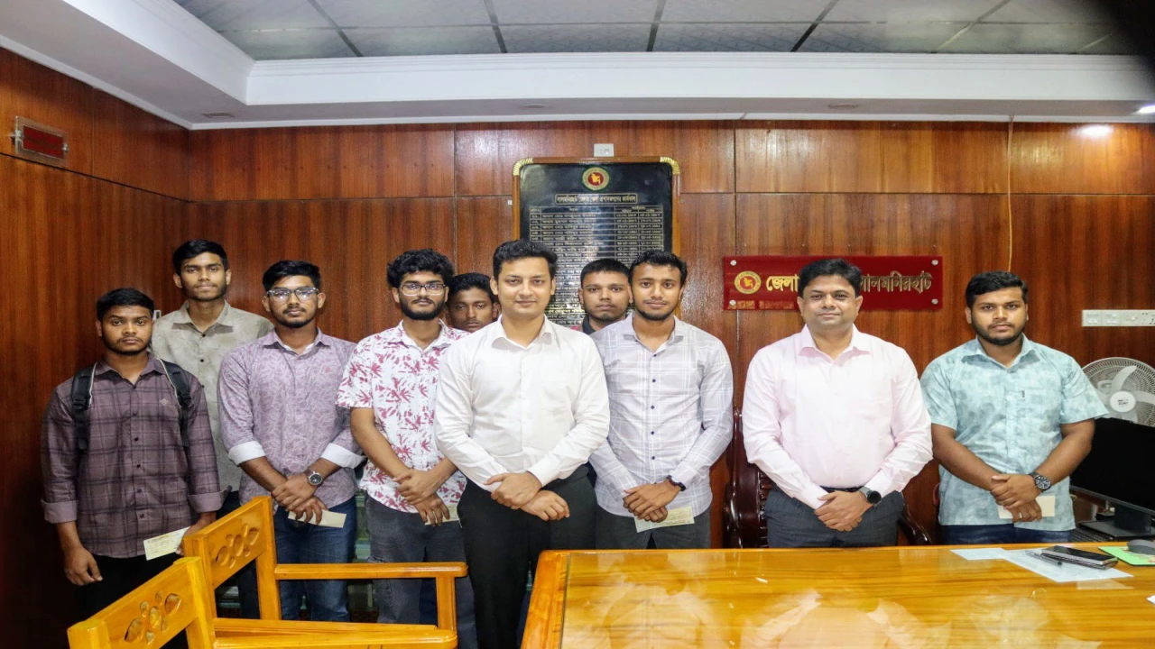 উচ্চ শিক্ষায় সুযোগপ্রাপ্ত ৮ মেধাবী শিক্ষার্থীকে জেলা প্রশাসনের আর্থিক সহায়তা