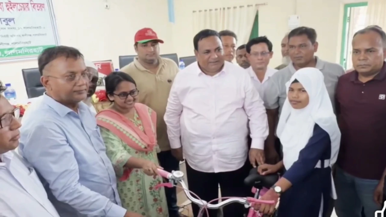 কালীগঞ্জে অসচ্ছল ও মেধাবীদের মাঝে বাইসাইকেল, সেলাই মেশিন ও হুইলচেয়ার বিতরণ