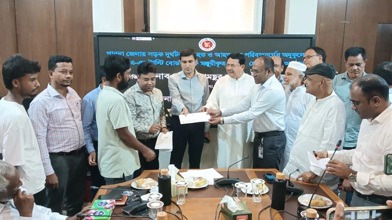 পাবনায় সড়ক দুর্ঘটনায় ক্ষতিগ্রস্ত পরিবারের সদস্যদের মাঝে ক্ষতিপূরণের চেক বিতরণ