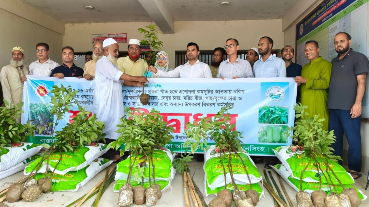 ফুলপুরে কৃষকদের মাঝে গাছের চারা বিতরণ 
