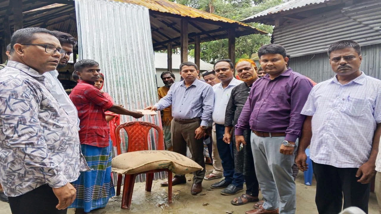 অগ্নিকাণ্ডে ক্ষতিগ্রস্ত পরিবারের প্রশাসনের মাধ্যমে নগদ অর্থ ও নির্মাণসামগ্রী বিতরণ
