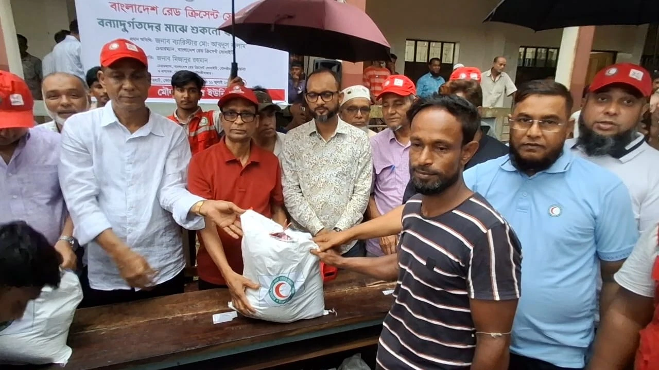 রাজনগরে বন্যা দূর্গত এলাকায় ক্ষতিগ্রস্ত ও অসহায় ম...