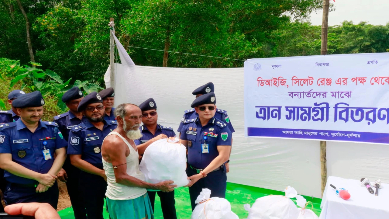 রাজনগরে বন্যার্তদের পাশে সিলেট রেঞ্জ পুলিশ: ত্রাণ বিতরণ ও বিশেষ মেডিকেল ক্যাম্প