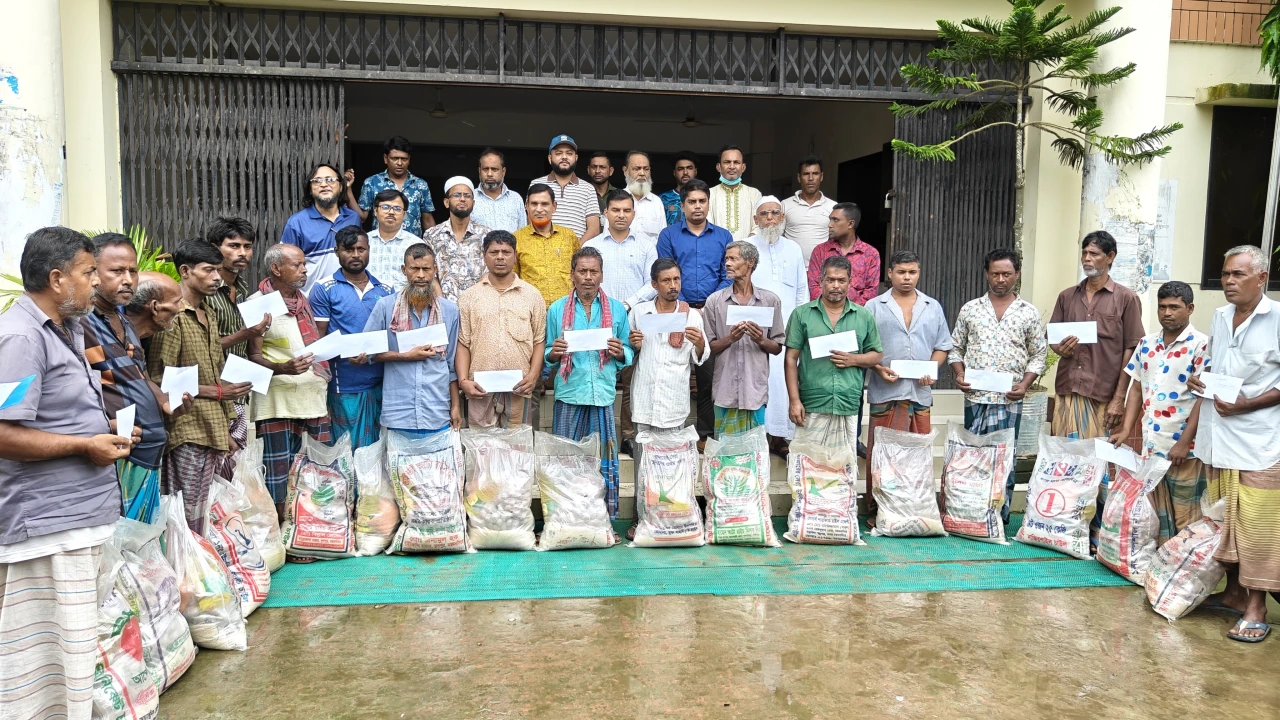ফুলপুরে ঋষি সম্প্রদায়কে সহায়তা প্রদান 