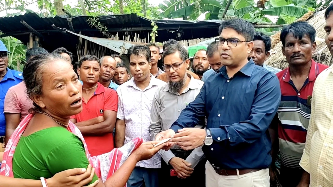 ঠাকুরগাঁওয়ে বজ্রপাতে নিহত বাবা-ছেলের পরিবারকে আর্থিক সহায়তা প্রদান 