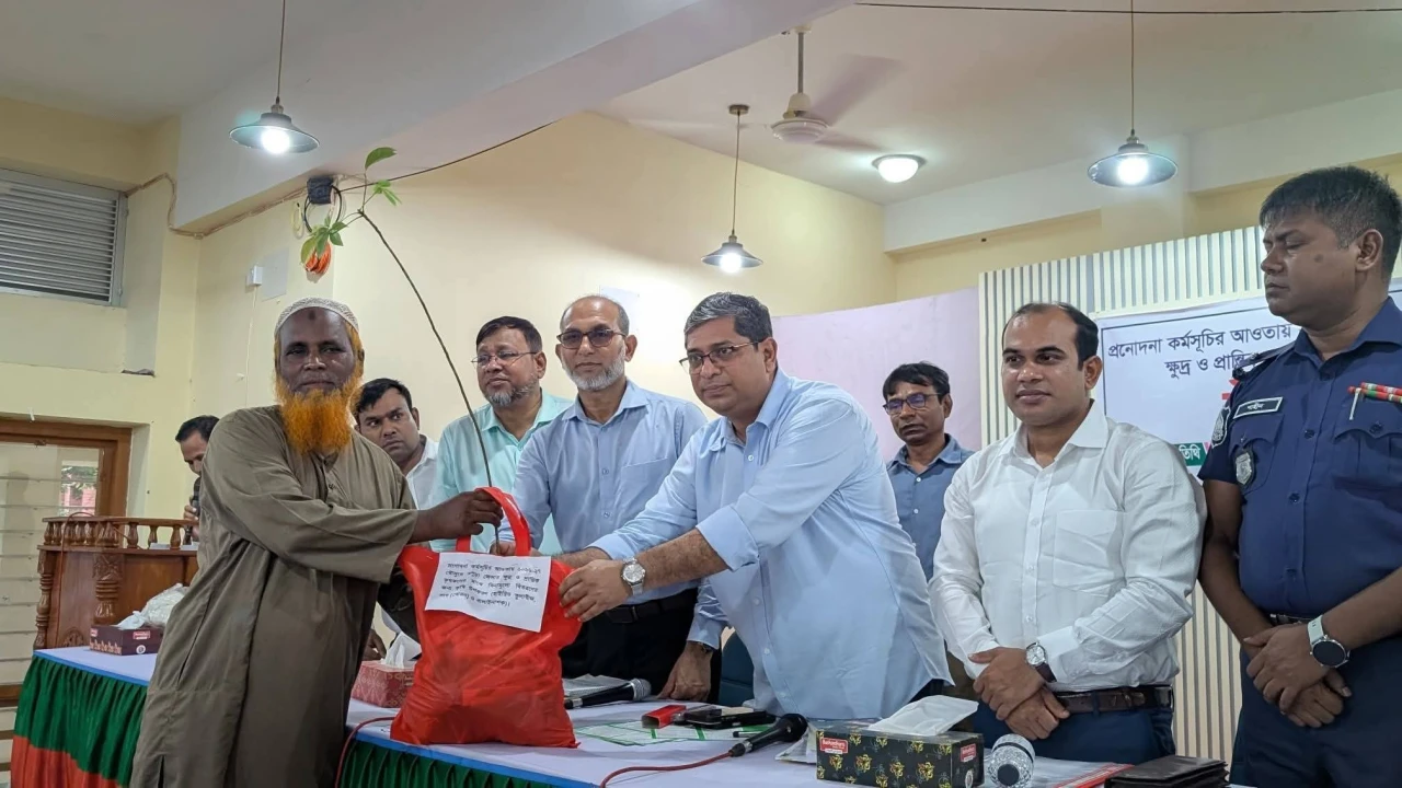 ৪ বছরে দেশের ২ কোটি ৭০ লাখ কৃষকের হাতে কৃষক কার্ড পৌঁছে দেবে সরকার: প্রতিমন্ত্রী মীর শাহে আলম এমপি
