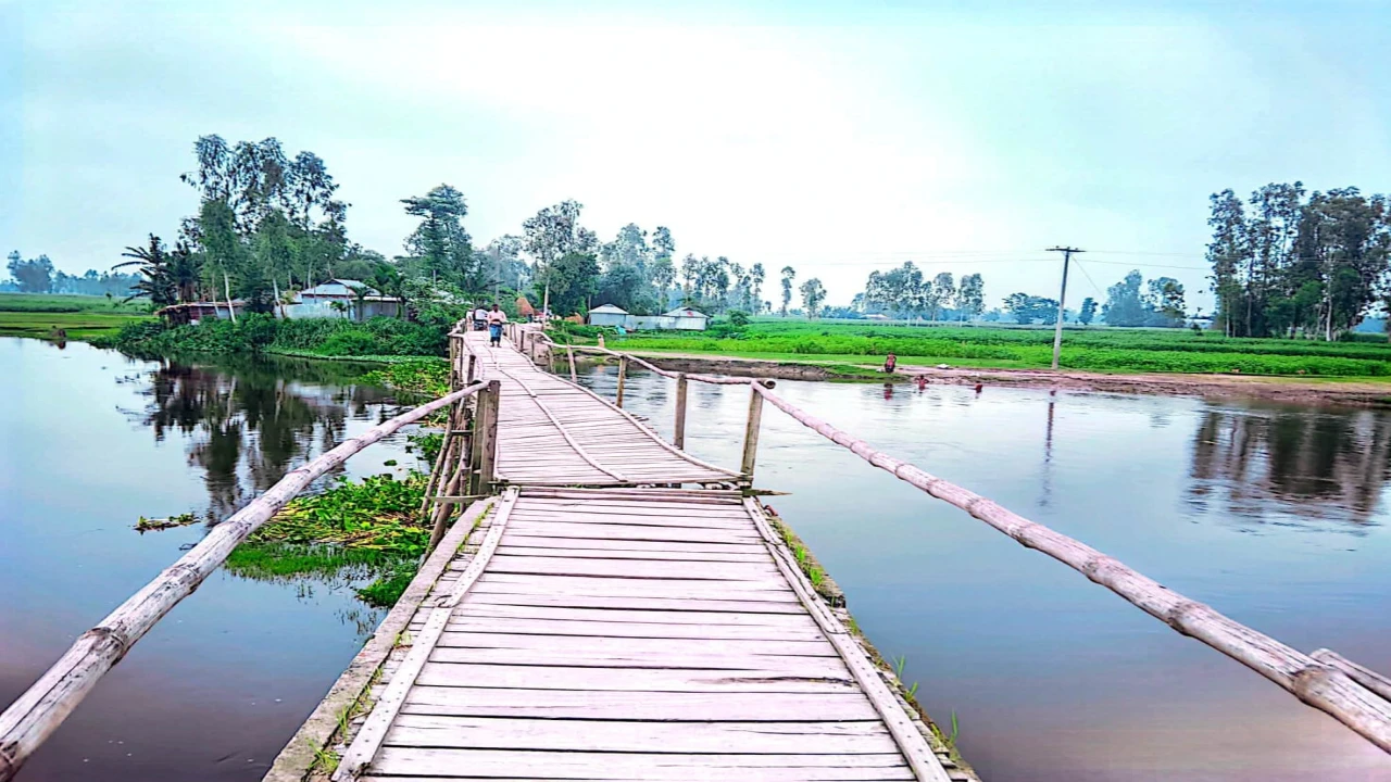 সুন্দরগঞ্জে ৩০ হাজার মানুষের ভরসা কাঠের সাঁকো