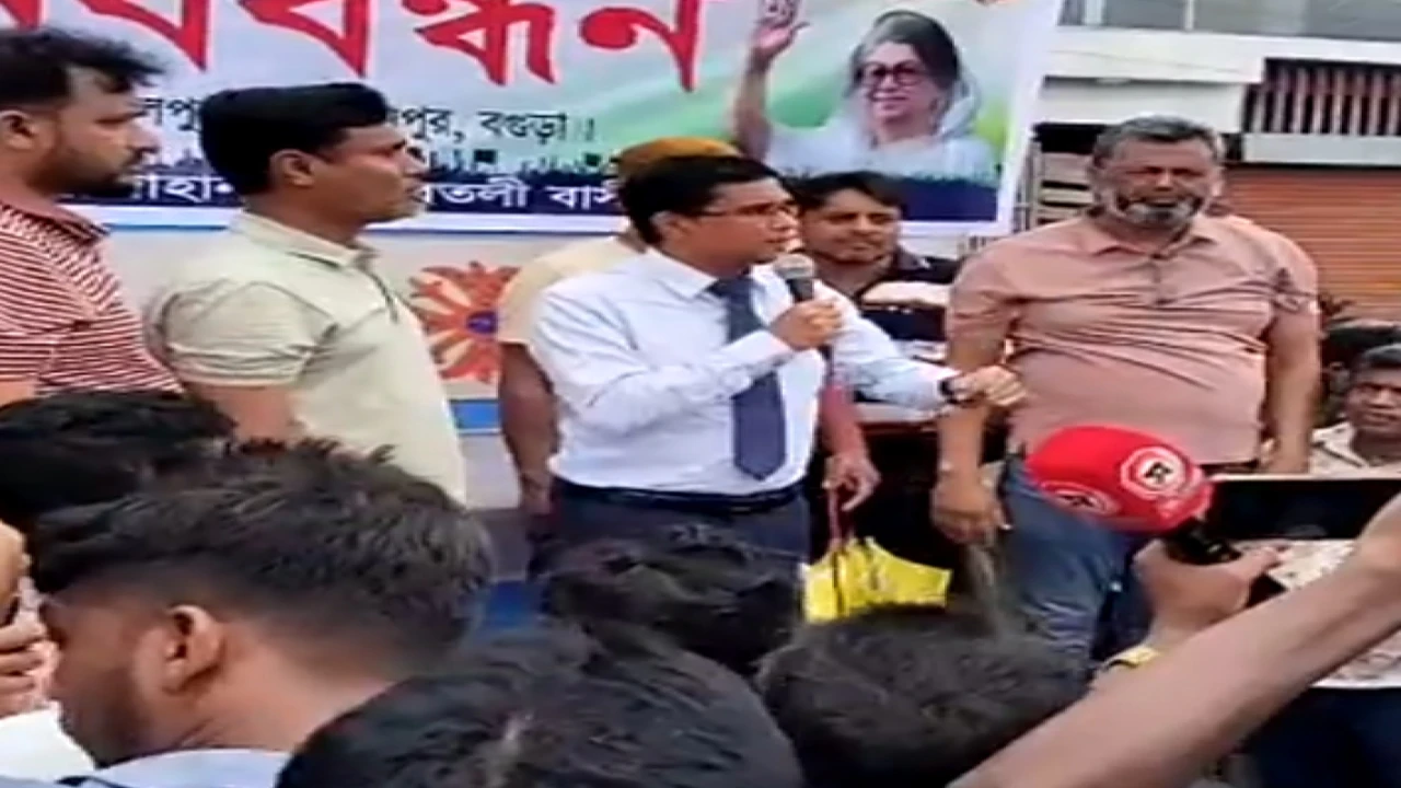 শাজাহানপুরে বগুড়া বিশ্ববিদ্যালয় প্রতিষ্ঠার দাবিতে মহাসড়ক অবরোধ, জনভোগান্তি