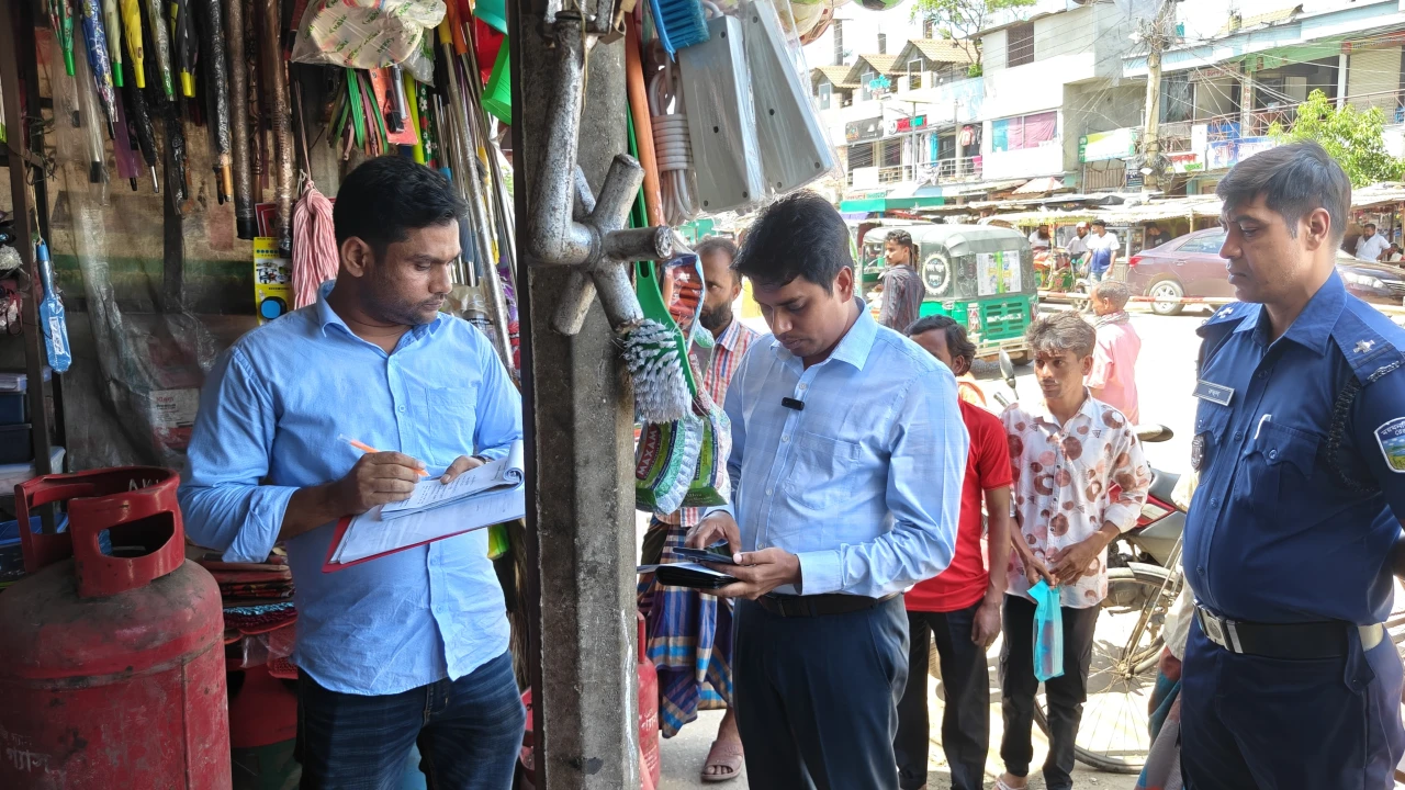 ফুলপুরে ভ্রাম্যমাণ আদালতের অভিযান, তিন প্রতিষ্ঠানকে ১৩ হাজার টাকা জরিমানা