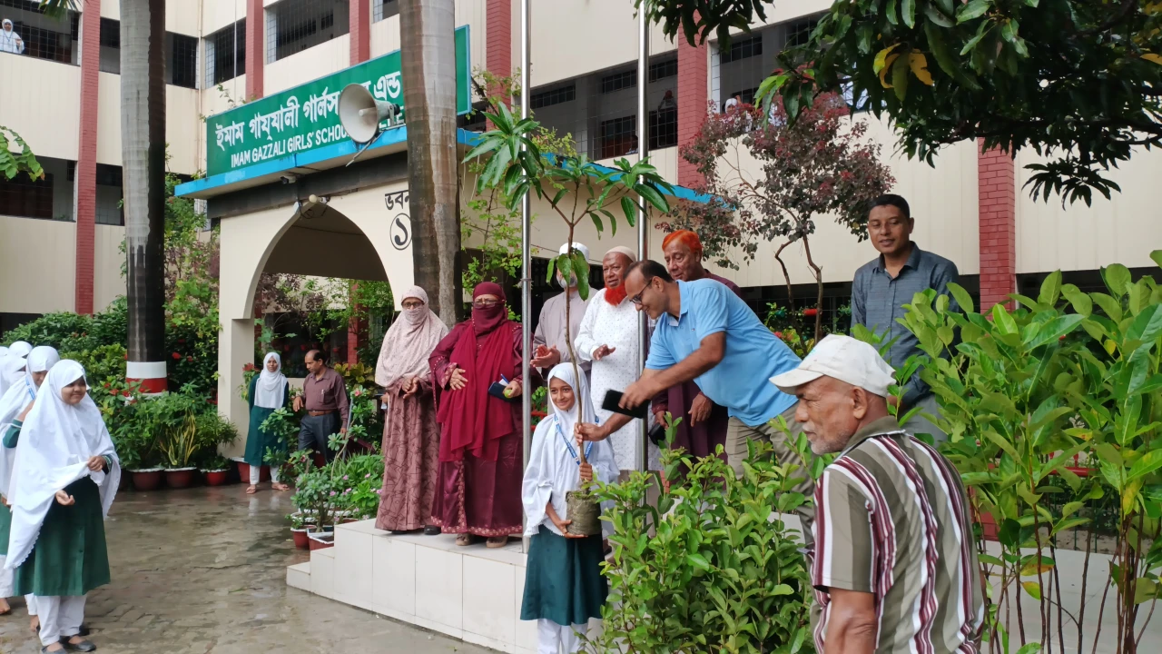 পাবনায় এবিএস ফাউন্ডেশনের উদ্যোগে ইমাম গাযযালী গার্লস স্কুল অ্যান্ড কলেজে বৃক্ষরোপণ ও গাছের চারা বিতরণ