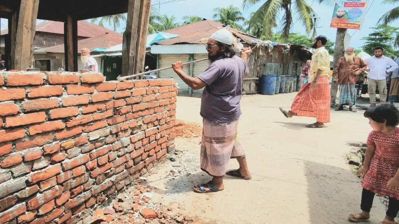 বাউফলে যুবদল সভাপতির নির্দেশে ভেঙ্গে ফেলা হয়েছে বিদ্যালয়ের জায়গায় নির্মিত দেয়াল