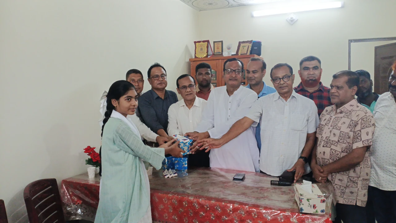 জ্ঞানের আলো পাঠাগারের উদ্যোগে সুজানগরের বৃত্তিপ্রাপ্ত কৃতি শিক্ষার্থীদের সংবর্ধনা