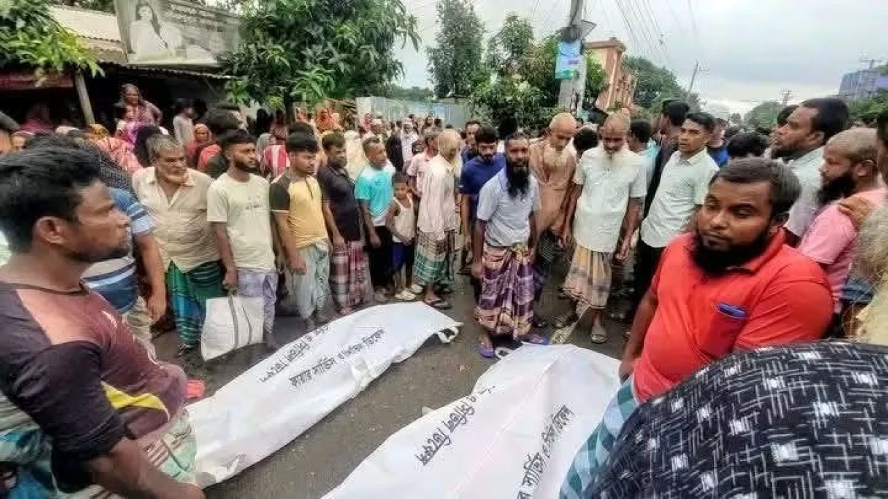 বগুড়া-নওগাঁ সড়কে বেপরোয়া বাসের তাণ্ডব: প্রাণ গেল ৬ জনের, হাসপাতালে ভর্তি ২০-২৫ জন
