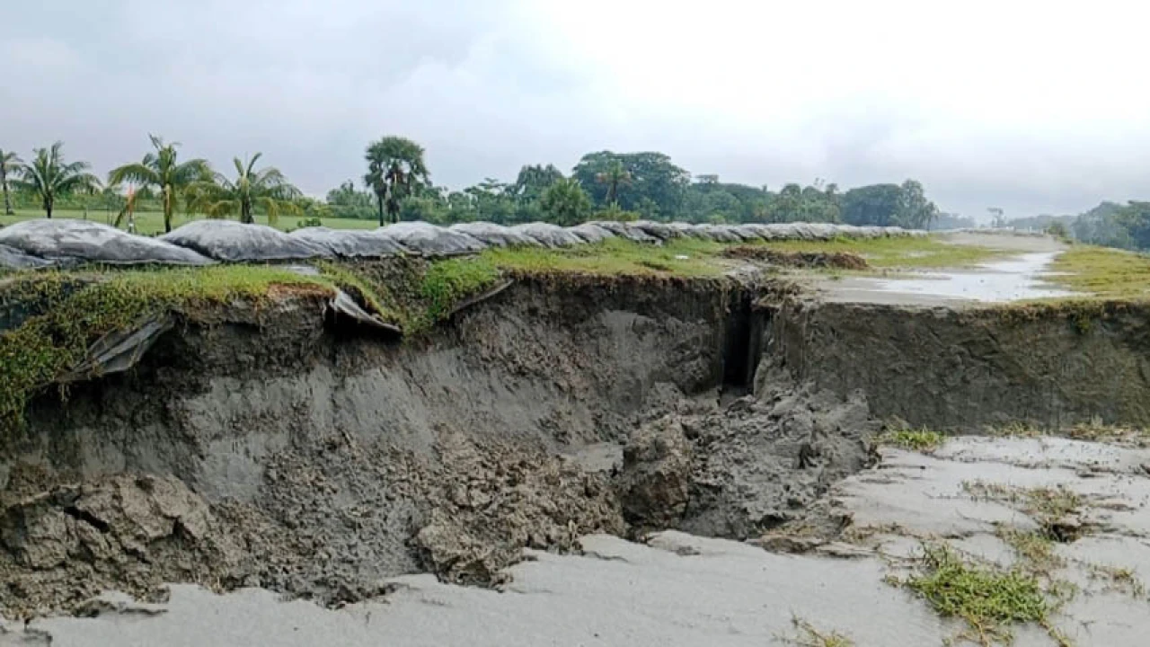 নির্মাণ শেষ হওয়ার আগেই বিভিন্ন স্থানে ধস ও বড় গর্ত, আতঙ্কে মনপুরার উপকূলবাসী