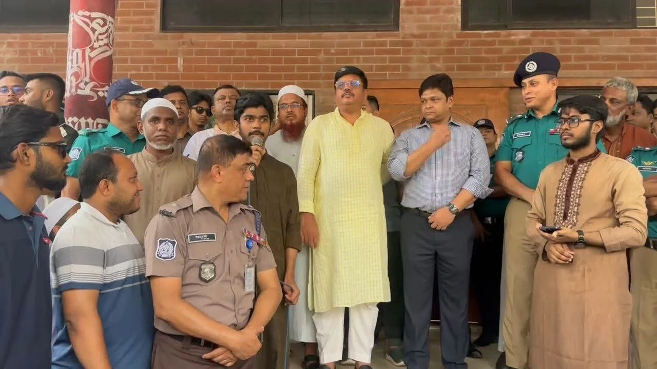 গাজীপুরে ফুটওভার ব্রিজের দাবীতে মাদ্রাসা শিক্ষার্থীদের সড়ক অবরোধ