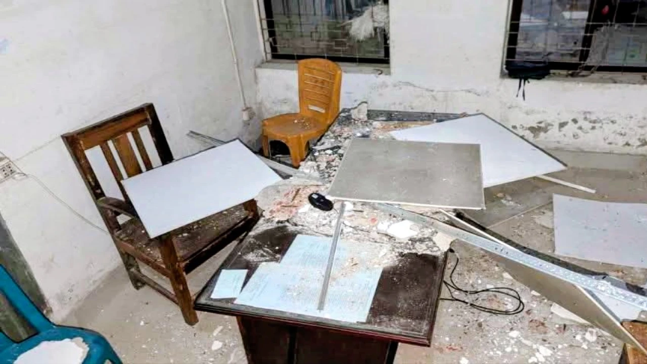 নীলফামারীর ডিমলা থানার ছাদের পলেস্তারা খসে এএসআই আহত, ভাঙল কম্পিউটারও
