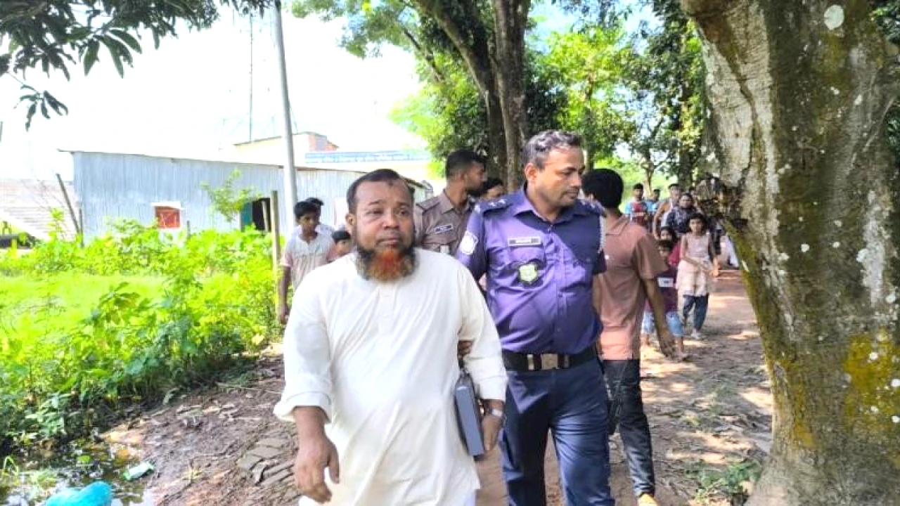 ছাত্রীর শ্লীলতাহানির অভিযোগে মাদরাসা সুপারকে গণপিটুনি