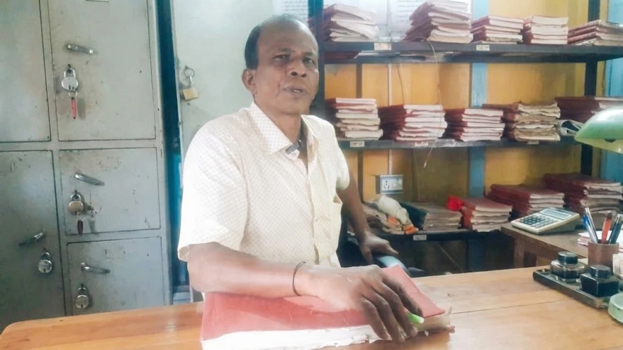 সাংবাদিক ফারুক আহমেদকে অফিসে ঢুকতে দেখে ভূমি অফিস থেকে পালিয়ে গেলেন অফিস সহায়ক গৌতম কুমার বিশ্বাস 