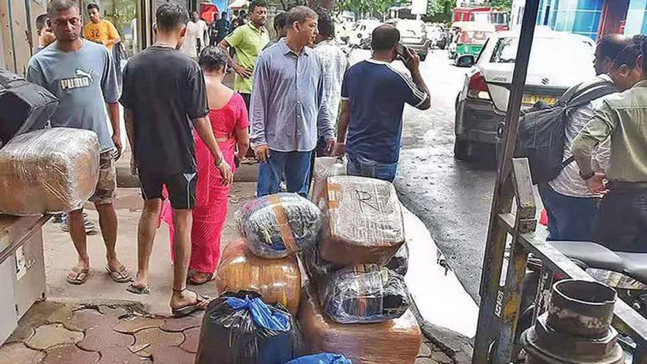 কলকাতা ছাড়ছেন বাংলাদেশিরা, হোটেল বন্ধে বাড়ছে খরচ
