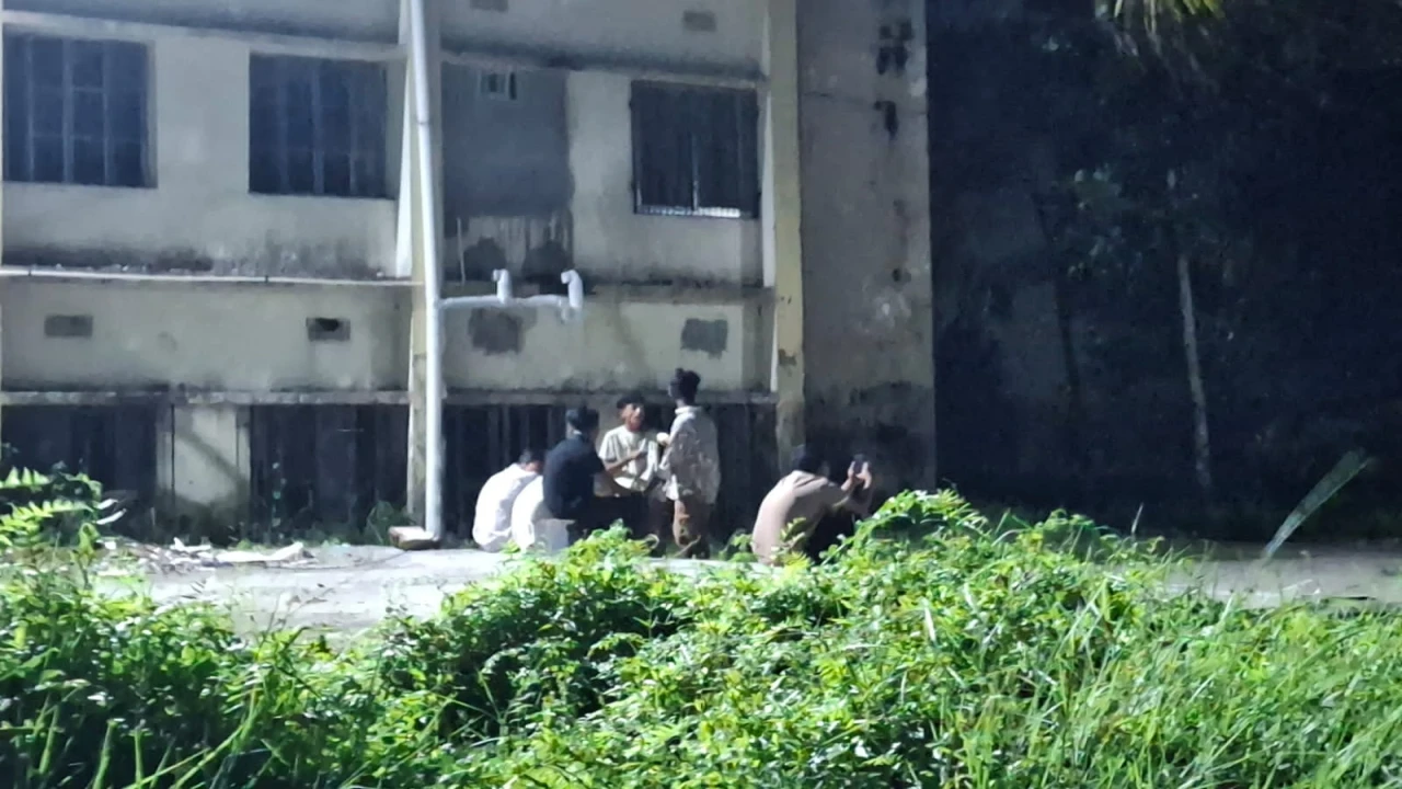সন্ধ্যার পর মাদকসেবীদের আড্ডা, অনিরাপদ ভিক্টোরিয়া কলেজ ক্যাম্পাস
