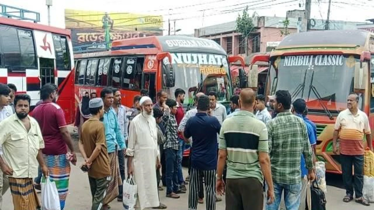 বরিশালে তিন ঘণ্টা বন্ধ থাকার পর সব রুটে বাস চলাচল শুরু