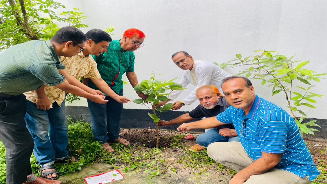 রিভারাইন পিপল পাবনার উদ্যোগে বৃক্ষরোপণ ও গাছের চারা বিতরণ অনুষ্ঠিত 