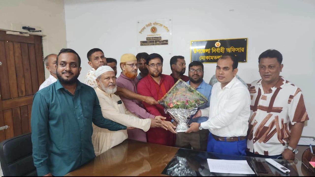 মোকামতলা উপজেলা কিন্ডারগার্টেন অ্যাসোসিয়েশনের পক্ষ থেকে ইউএনওকে শুভেচ্ছা