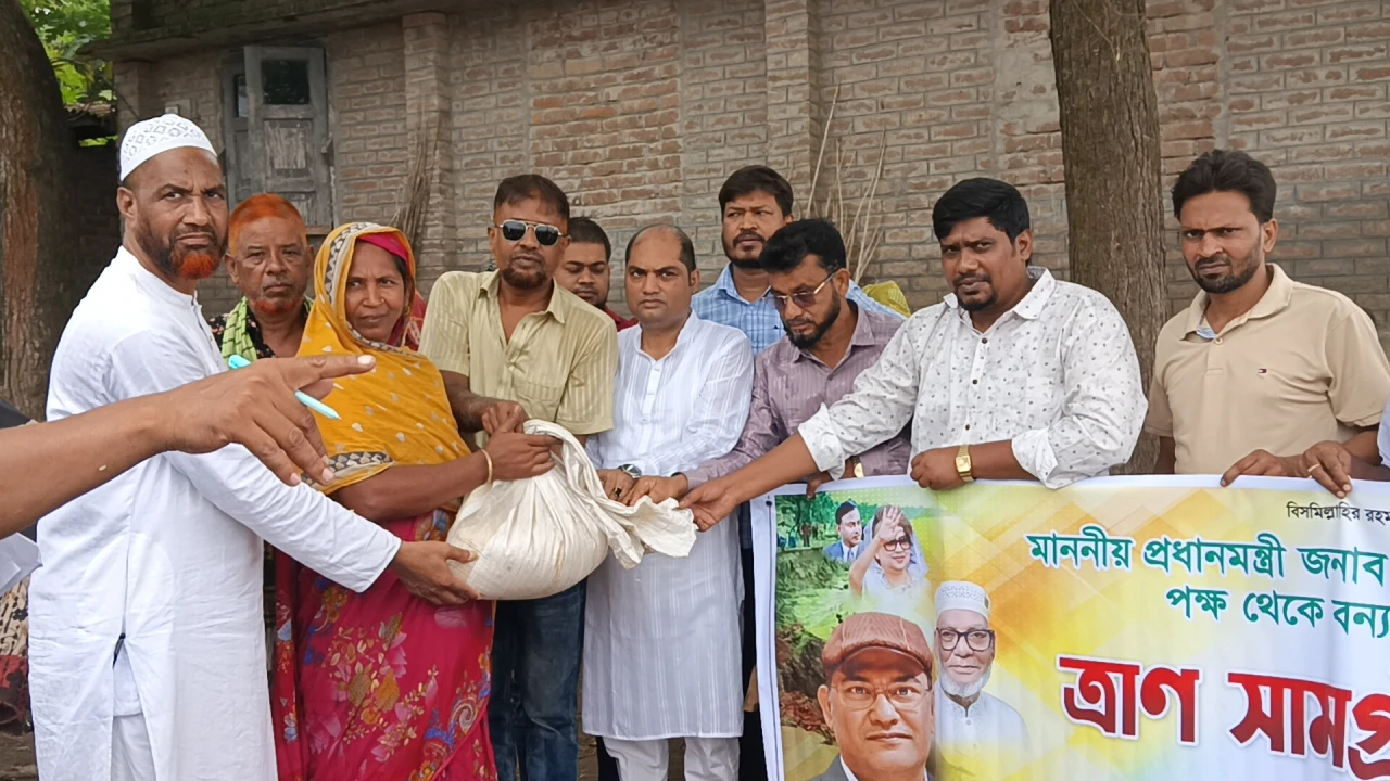 বন্যার্তদের পাশে প্রধানমন্ত্রী  তারেক রহমান, চাঁপাইনবাবগঞ্জে ৫০০ পরিবার পেল ত্রাণ
