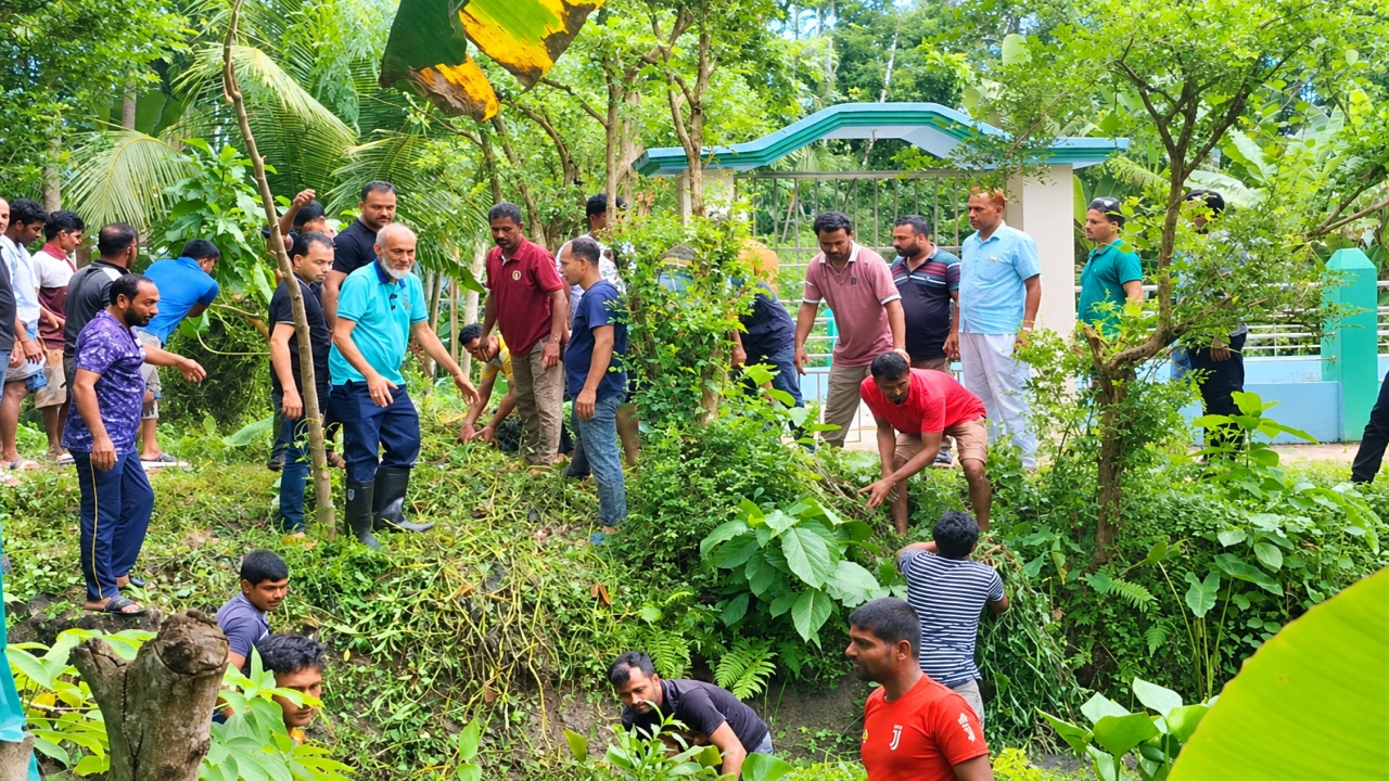 পিরোজপুরে স্বেচ্ছাশ্রমে পরিচ্ছন্নতা অভিযান ও ডেঙ্গু প্রতিরোধে সচেতনতামূলক লিফলেট বিতরণ