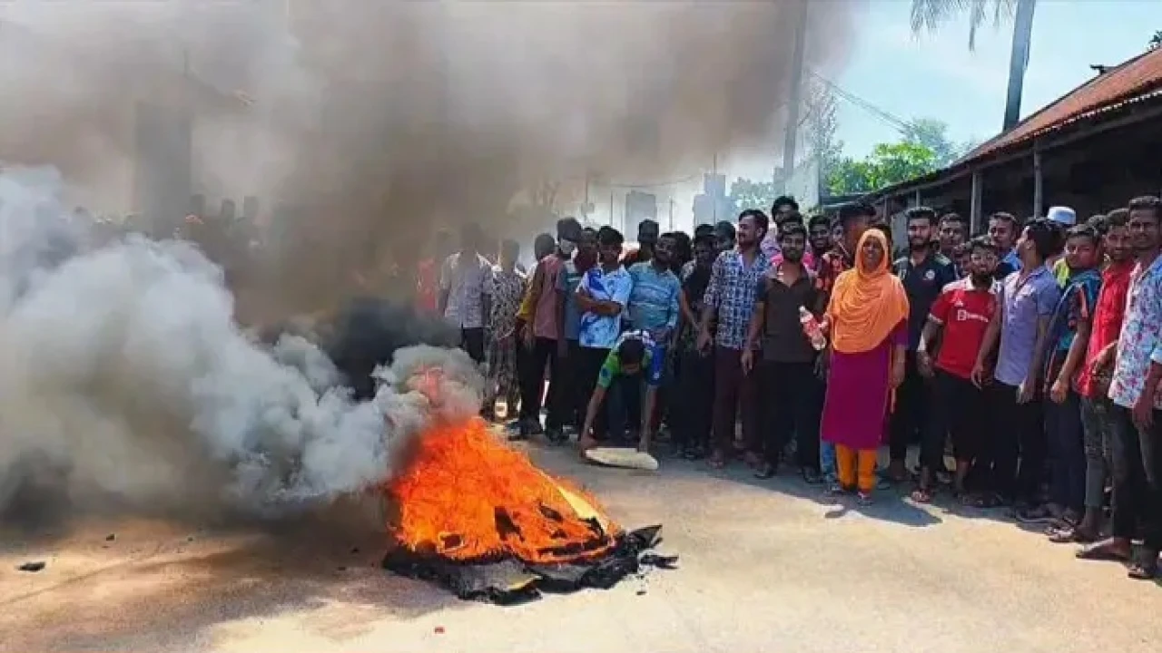 বকেয়া বেতনের দাবিতে গাজীপুরে গার্মেন্টস শ্রমিকদের সড়ক অবরোধ ও বিক্ষোভ