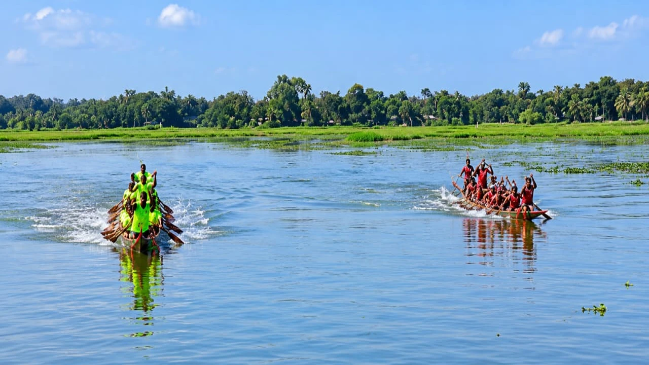 পানিপাড়ায় জমজমাটভাবে অনুষ্ঠিত হলো ঐতিহ্যবাহী নৌকা বাইচ ও গ্রামীণ মেলা
