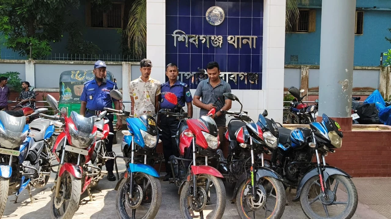 চাঁপাইনবাবগঞ্জে ৬ চোরাই মোটরসাইকেলসহ আটক ১
