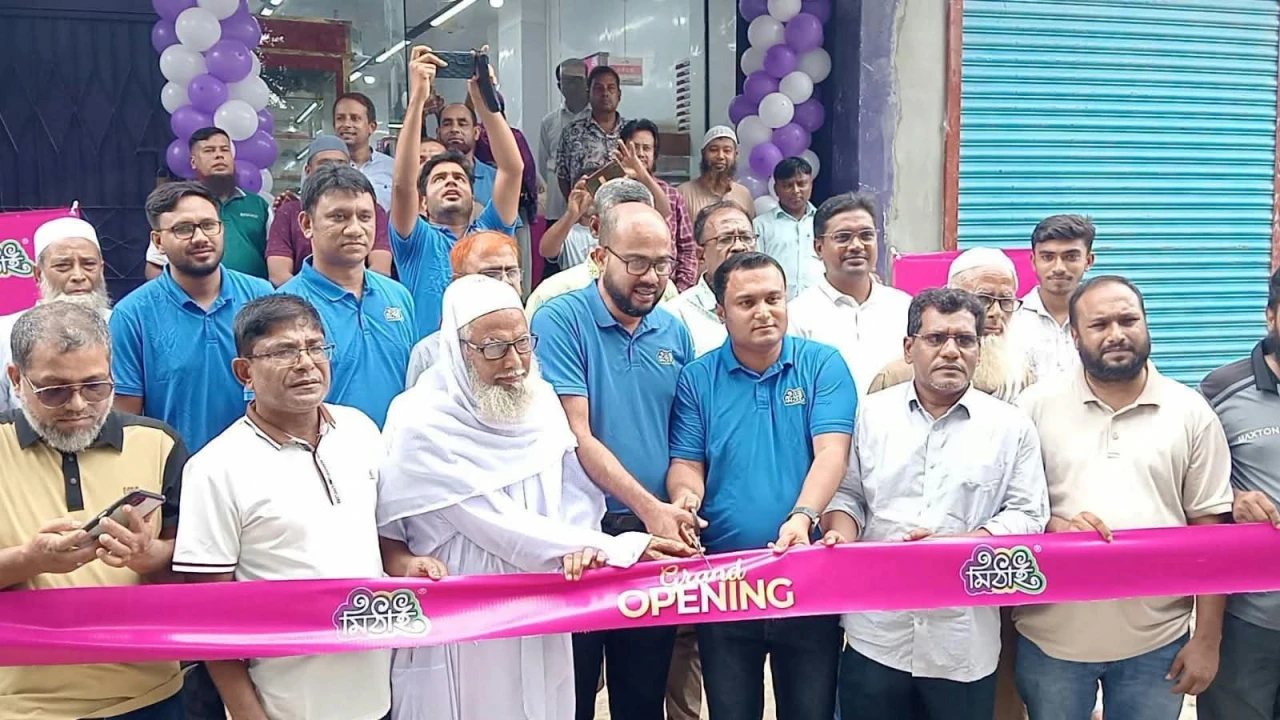 বগুড়ার শিবগঞ্জে উৎসবমুখর পরিবেশে ‘মিঠাই’ আউটলেটের শুভ উদ্বোধন