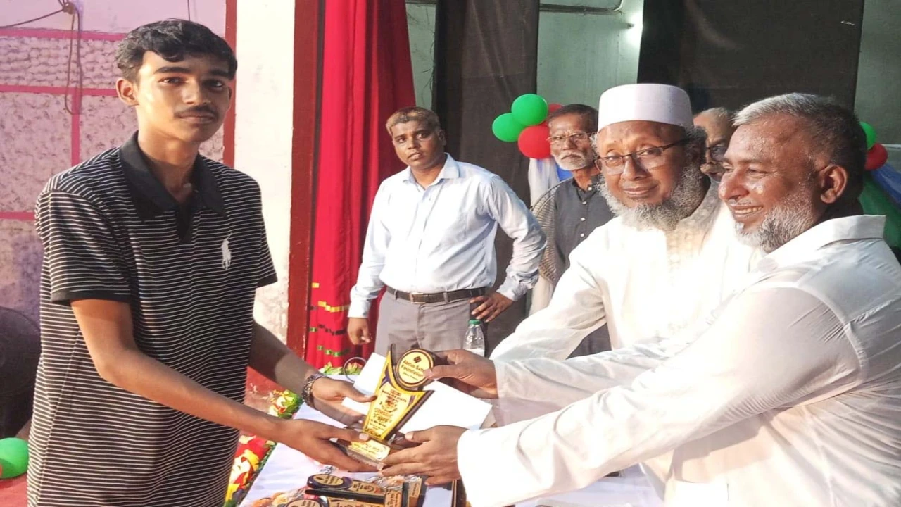 সিরাজগঞ্জে আব্দুস সাত্তার ফাউন্ডেশনের উদ্যোগে কৃতি শিক্ষার্থীদের সংবর্ধনা ও বৃত্তি প্রদান