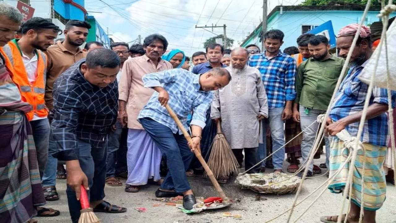 মোকামতলা উপজেলার দাড়িদহ হাট-বাজারে পরিচ্ছন্নতা অভিযান