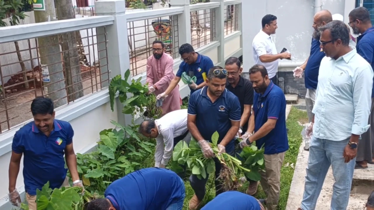 ডেঙ্গু প্রতিরোধে পিরোজপুর জেলা হাসপাতাল চত্বরে পরিচ্ছন্নতা অভিযান