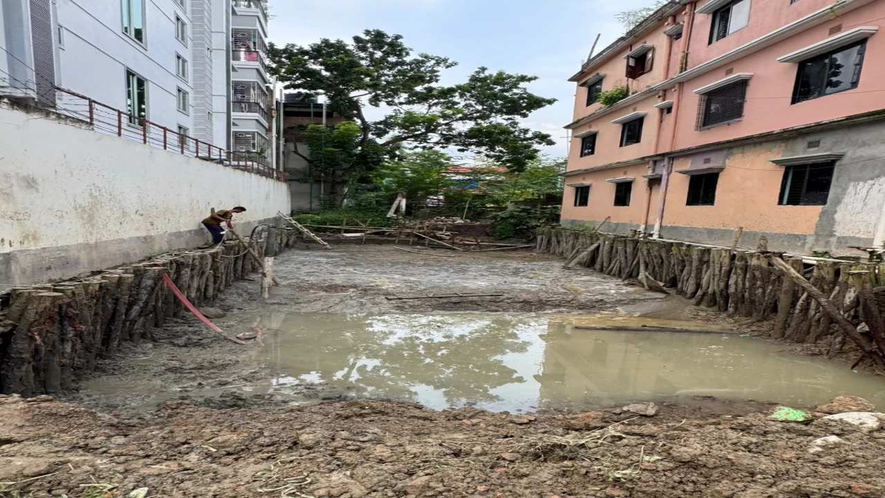 পাবনায় পৌরসভার প্ল্যান ছাড়াই বহুতল ভবন নির্মাণের অভিযোগ
