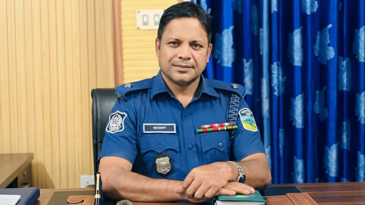 আইনশৃঙ্খলা নিয়ন্ত্রণে তৎপর মুক্তাগাছা থানার ওসি কামরুল ইসলাম