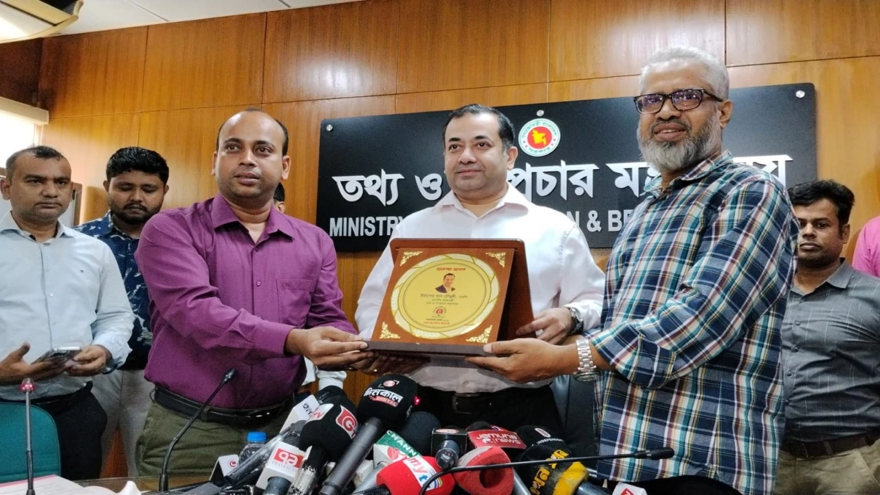 গণমাধ্যমকে নিয়ন্ত্রণ করতে চায় না সরকার:  তথ্য প্রতিমন্ত্রী