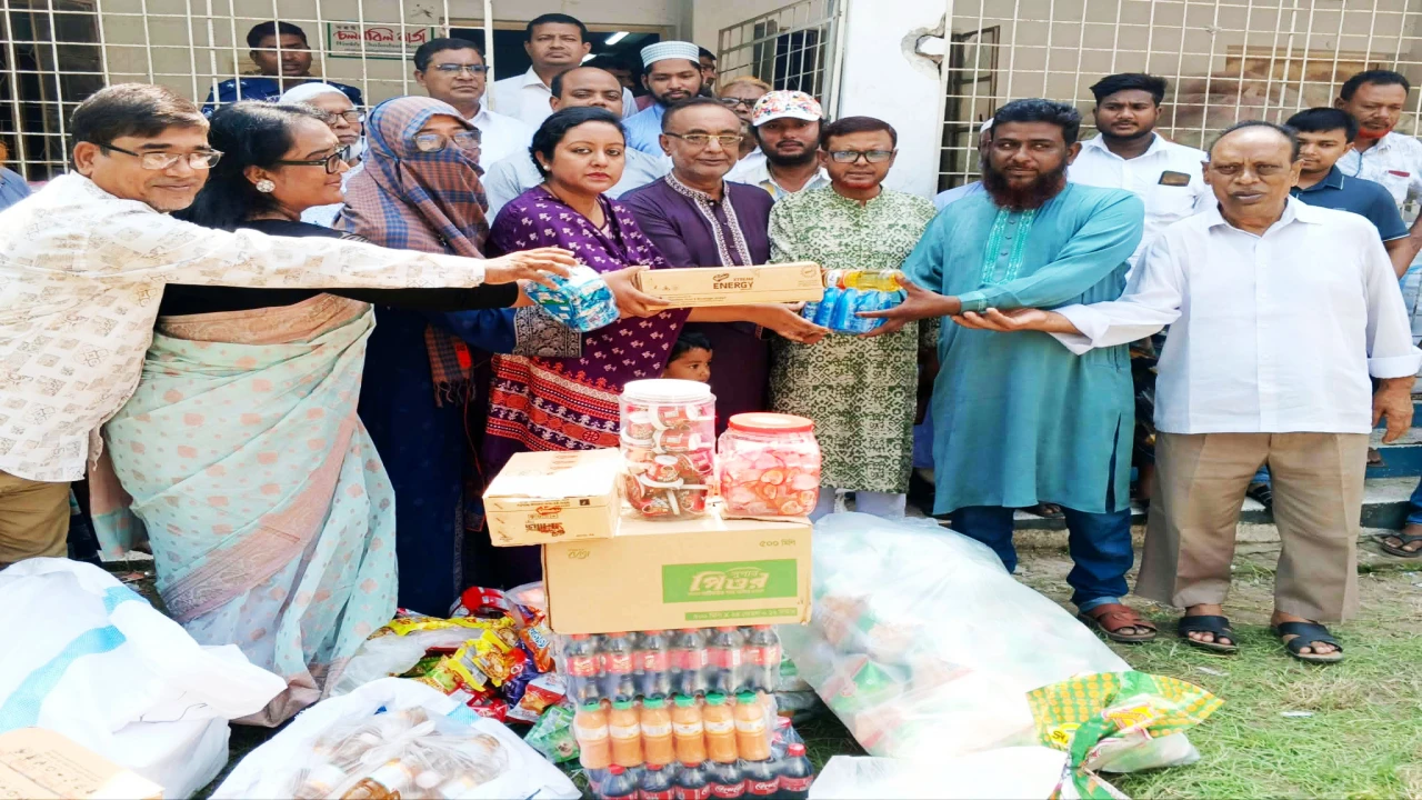 তাড়াশে ক্ষুদ্র ব্যবসার মালামাল বিতরণ