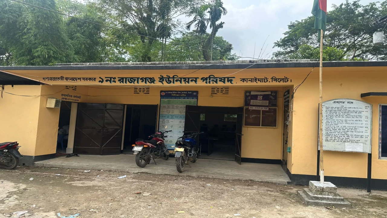 ৪ ঘণ্টা ইউনিয়ন পরিষদে বসে থেকেও মেলেনি সেবা, ক্ষোভে ফ্রান্স প্রবাসীর ফেসবুক পোস্ট