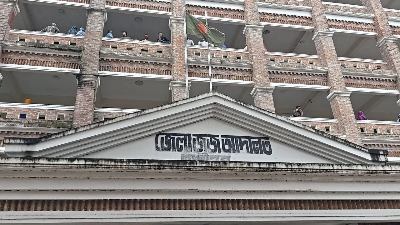 লক্ষ্মীপুরে অবসরপ্রাপ্ত শিক্ষকের জমি দখলের অভিযোগ, আদালতে মামলা
