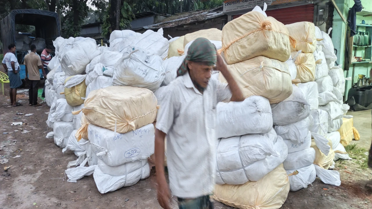 পিরোজপুর সন্ধ্যা নদীতে কোস্ট গার্ডের অভিযান, ৮ কোটি টাকার ভারতীয় কাপড় আটক‎