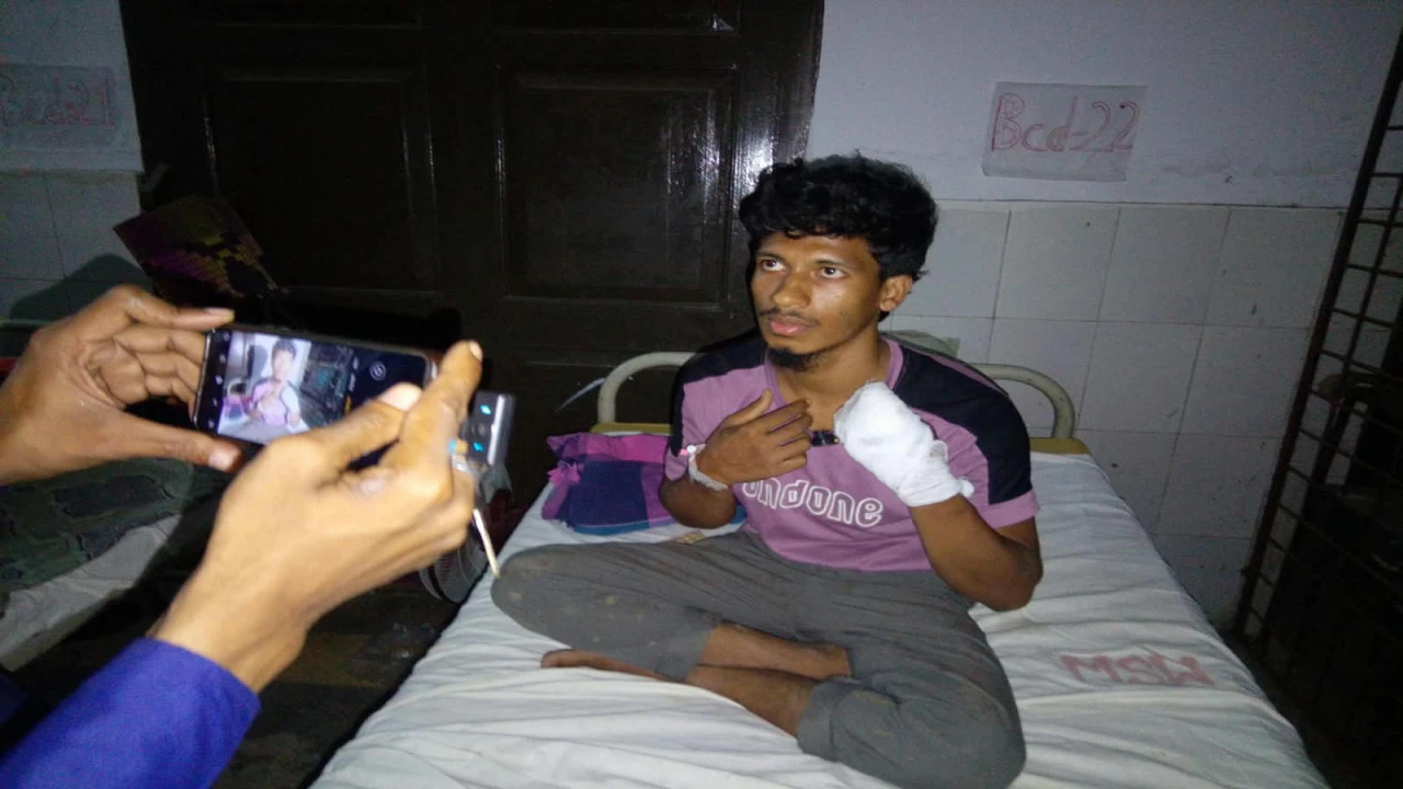 শতখালীতে আপন চাচার দায়ের কোপে ও লাঠির আঘাতে ভাবি ও ভাতিজা হাসপাতালে