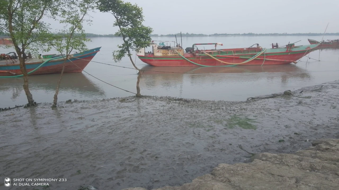 শ্যামনগরে অবৈধ বালু উত্তোলনে ঝুঁকিতে বেড়িবাঁধ, হস্তক্ষেপ চান উপকূলবাসী