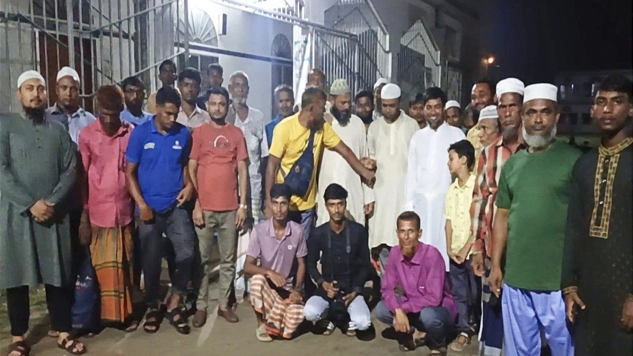 ১০ ঘণ্টার যাত্রা, ৪৫০ কিলোমিটার পথ—সাঈদীর কবর জিয়ারতে রাজশাহী থেকে ৫০ জন