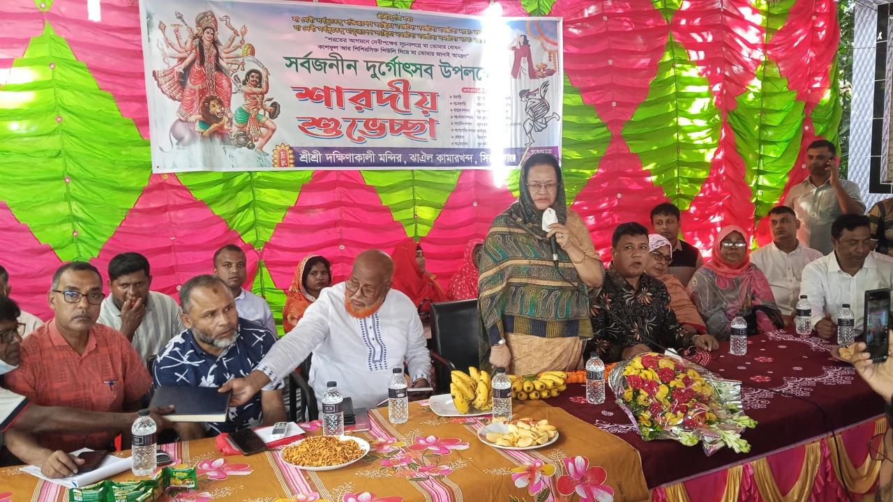 কামারখন্দে দিনব্যাপী বিভিন্ন পূজামন্ডপ পরিদর্শন করলেন  সাবেক এমপি রুমানা মাহমুদ
